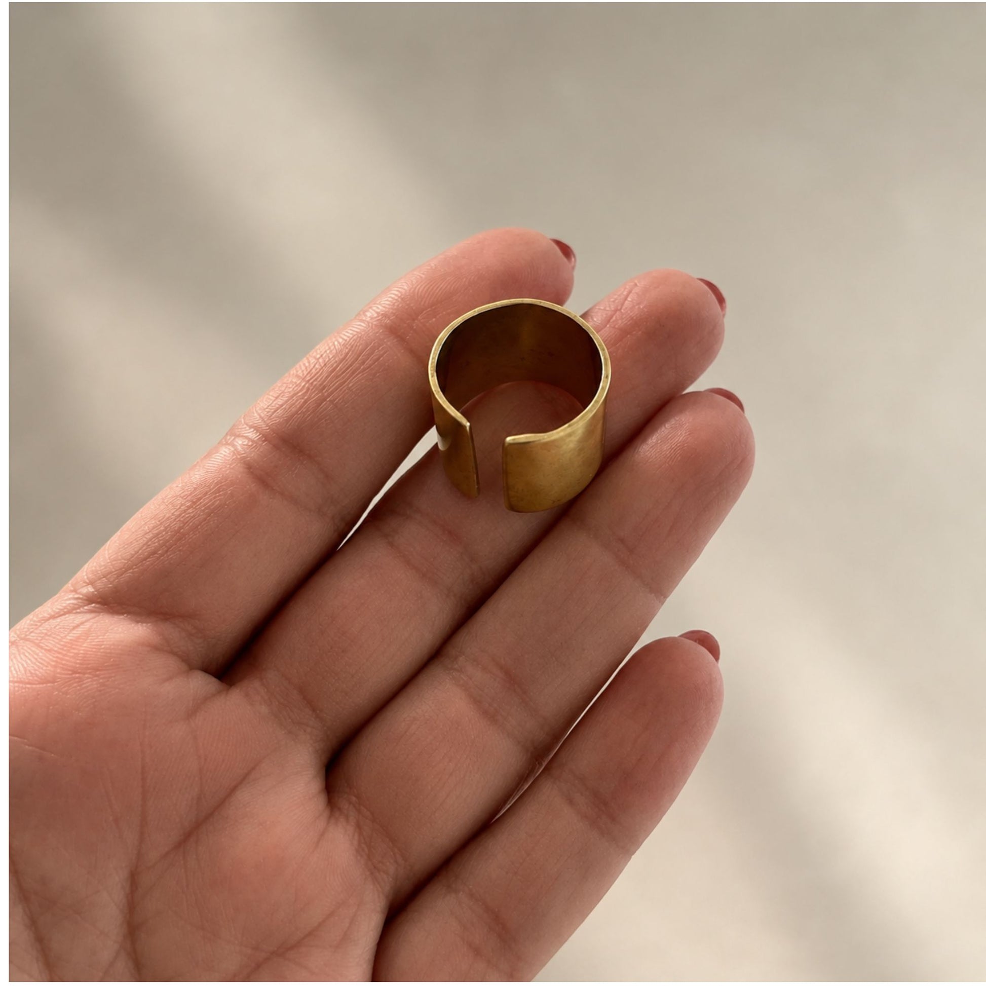 Adjustable band that fits any finger 