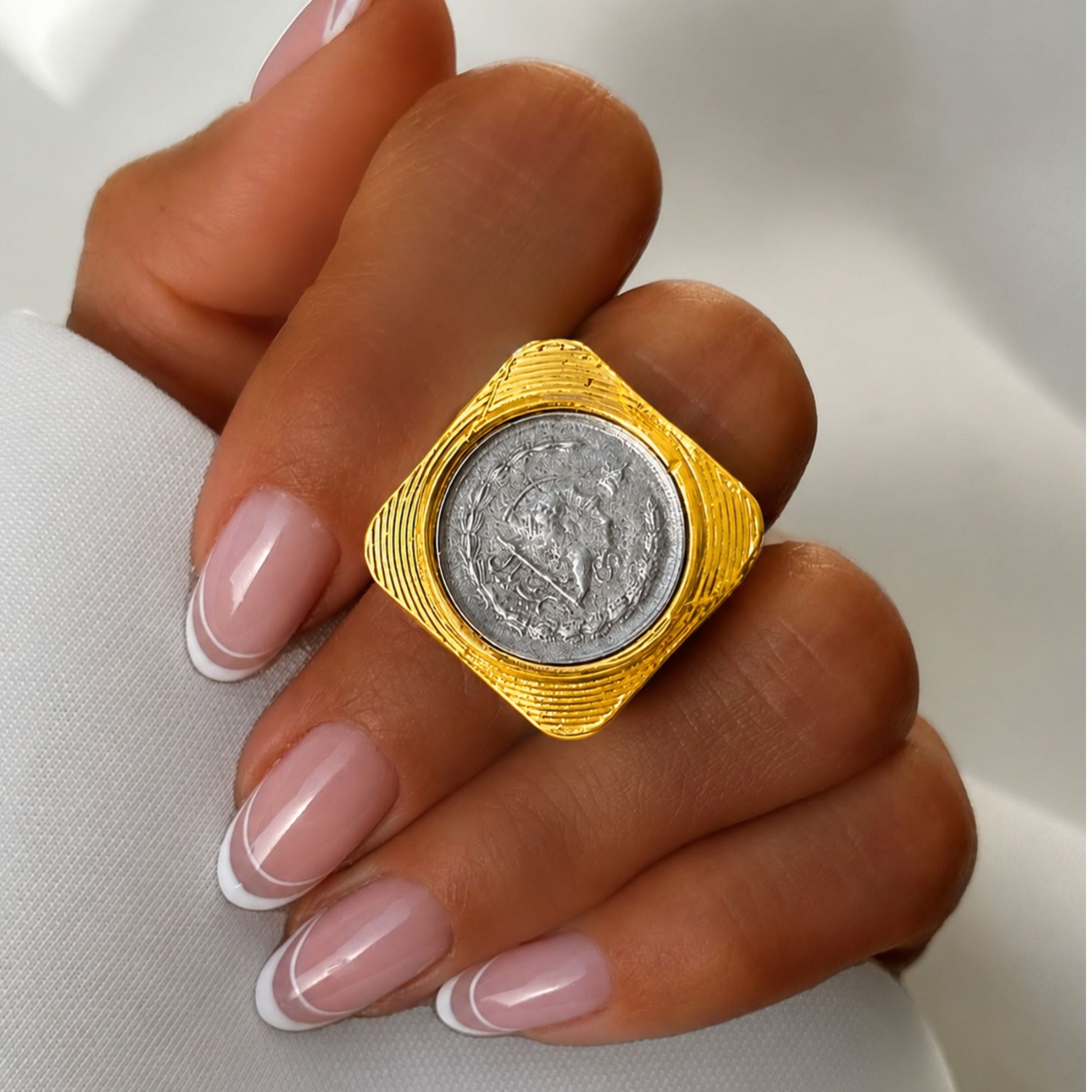 coin ring with Lion and sun square shape