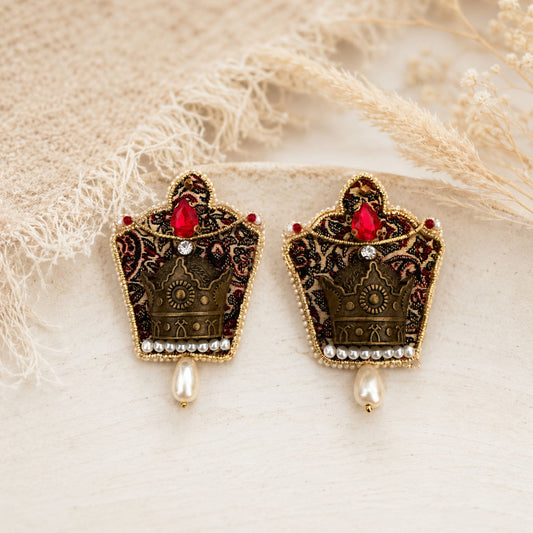 Beautiful crown earring with red crystal and fux pearl drops.